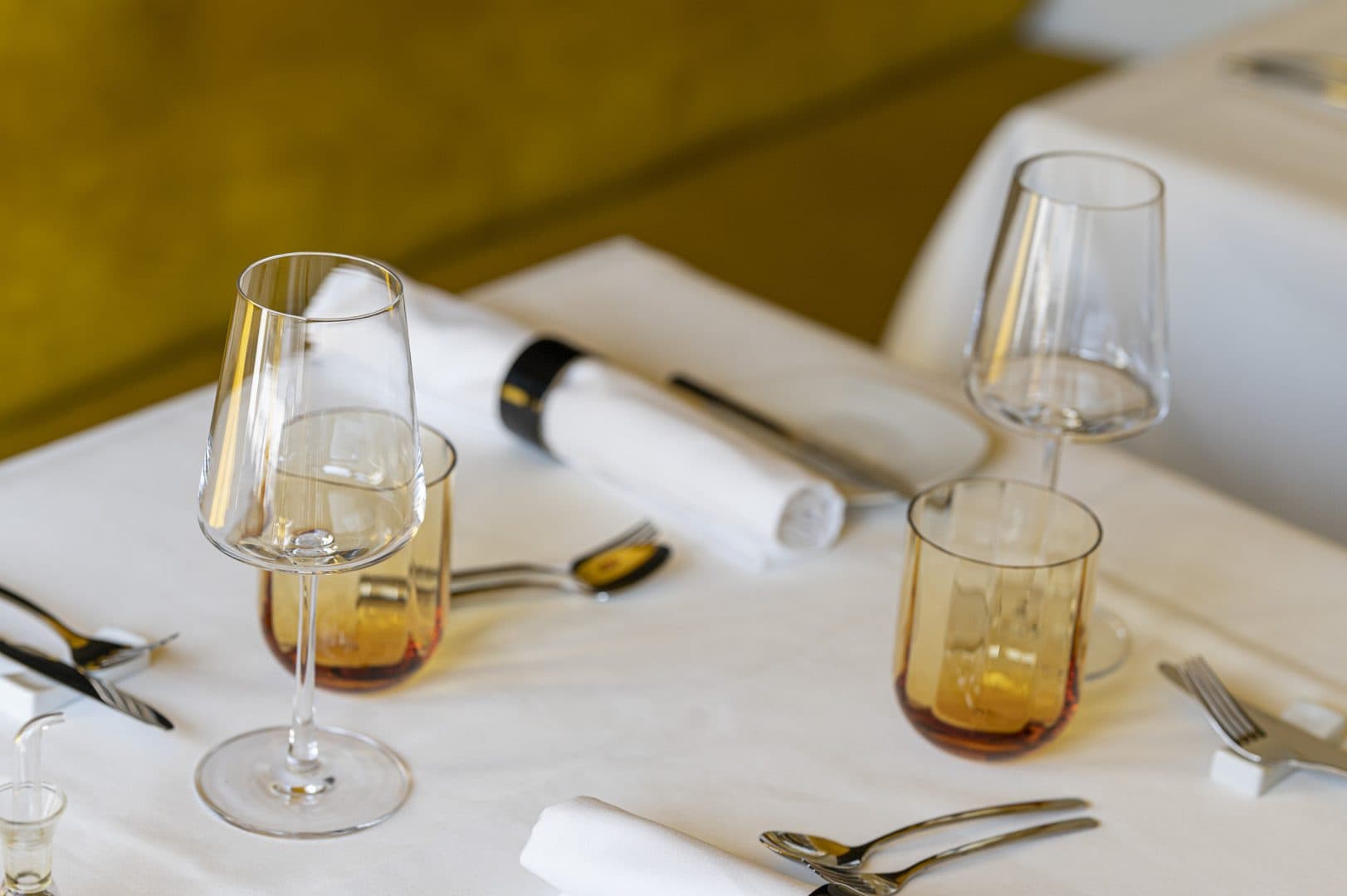 Gedekte tafel met kristal en amberkleurig glaswerk